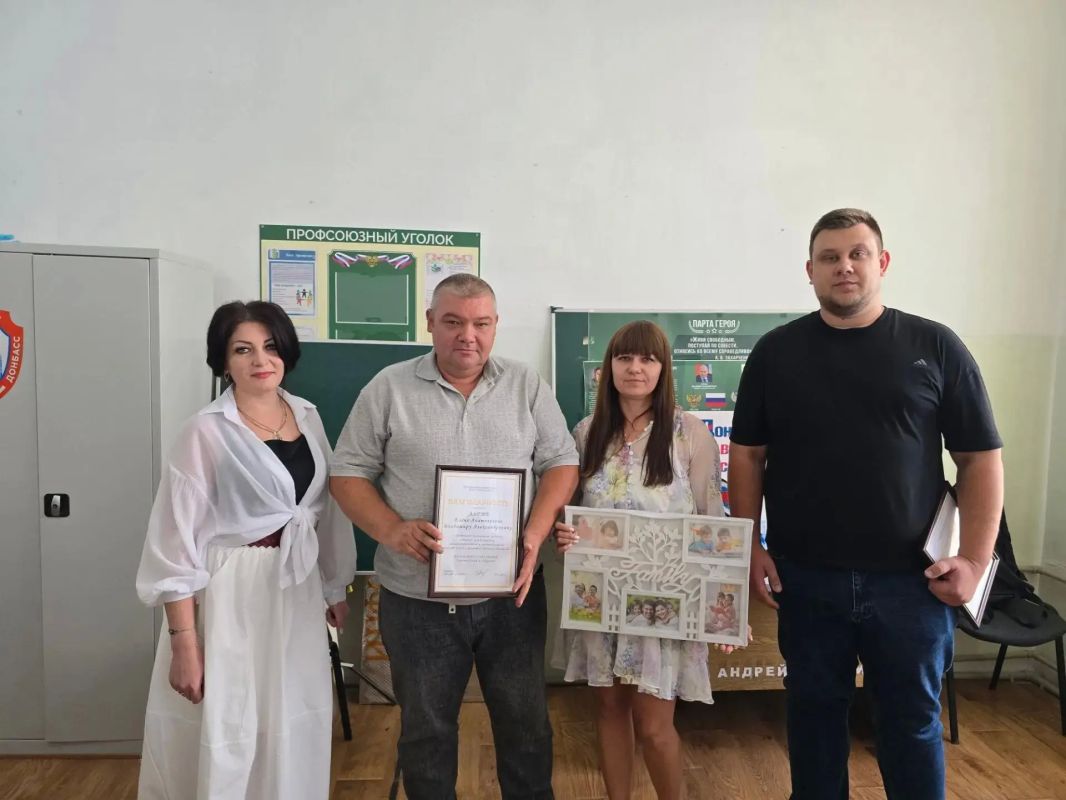 Добро начинается в семье: в Докучаевске чествовали родителей юных волонтёров Добро начинается в семье: в Докучаевске чествовали родителей юных волонтёров