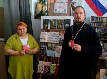Молодежь Ждановки вручила жителям округа подготовленные ранее открытки