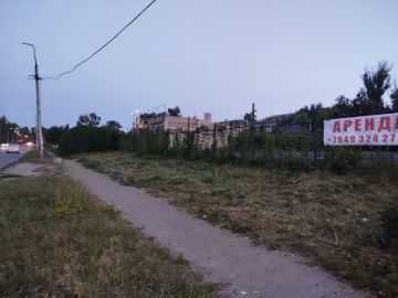 С целью приведения территории в надлежащее санитарное состояние проведены работы по покосу сорных и карантинных трав на прилегающей территории автостоянки по ул. Ленина
