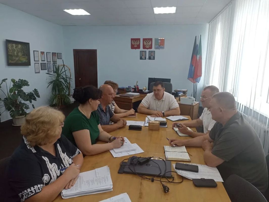 Сегодня, 9 июля 2026 года, Глава Новоазовского муниципального округа Василий Овчаров провел оперативное совещание по рабочим вопросам с участием заместителей Главы и руководителей структурных подразделений Администрации... Сегодня, 9 июля 2026 года, Глава Новоазовского муниципального округа Василий Овчаров провел оперативное совещание по рабочим вопросам с участием заместителей Главы и руководителей структурных подразделений Администрации...