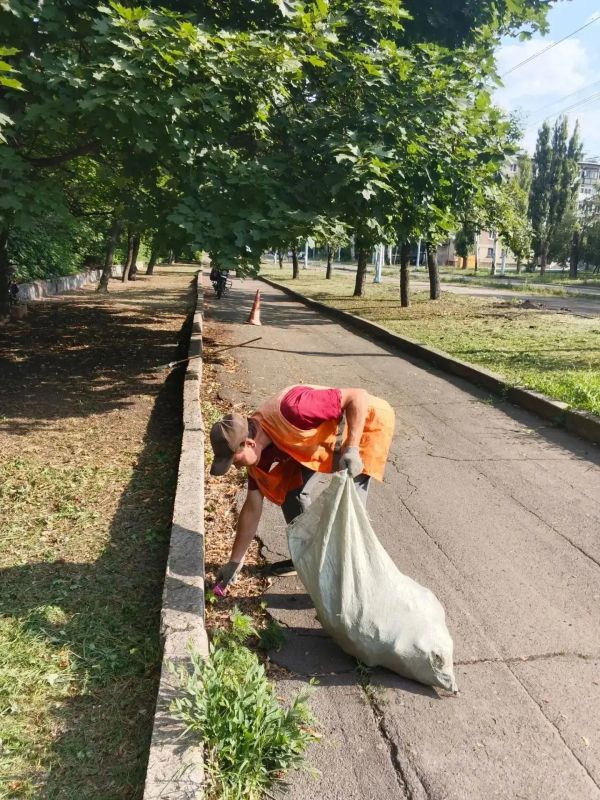 Коммунальщики Снежного продолжают благоустраивать территории общего пользования Коммунальщики Снежного продолжают благоустраивать территории общего пользования