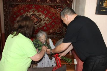 Иван Приходько: Сегодня поздравил жительницу Горловки Веру Михайловну Леонтьеву со столетним юбилеем