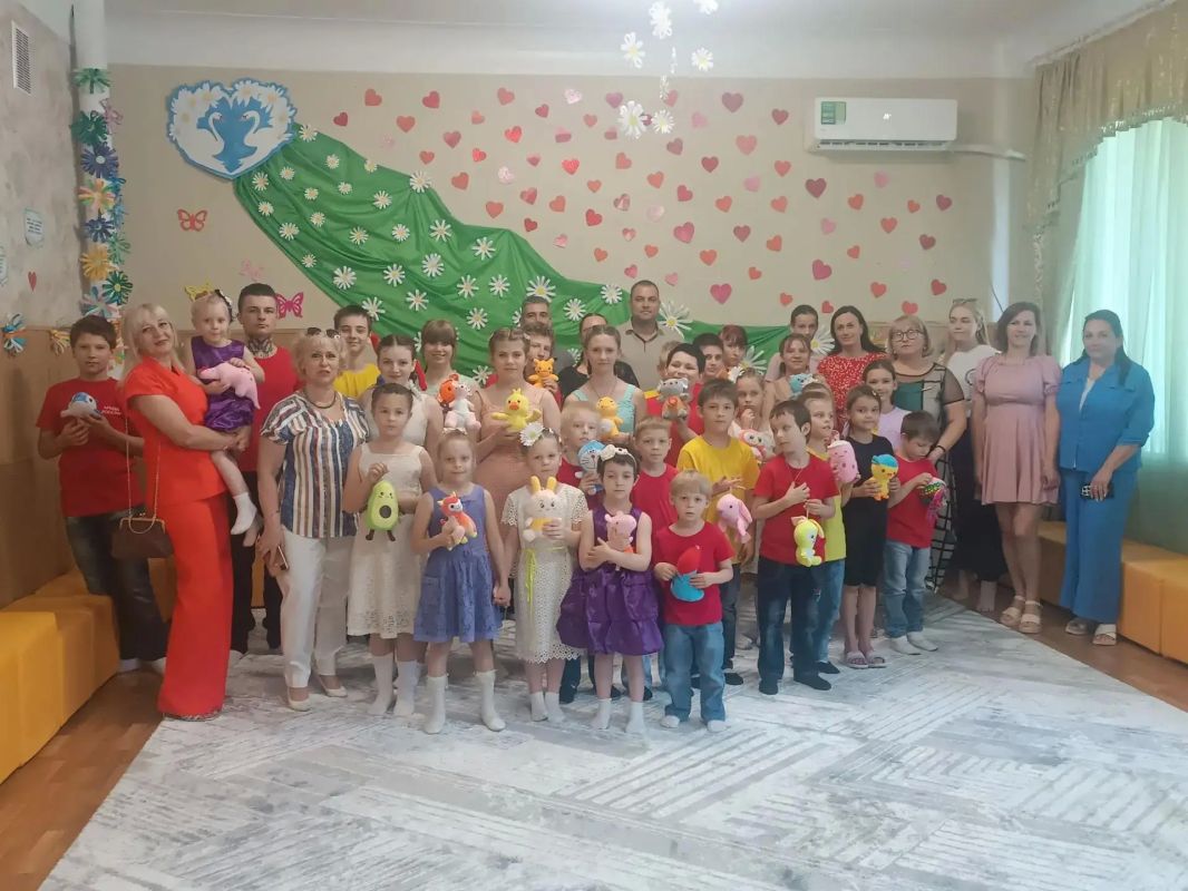 Сотрудники Минприроды ДНР поздравили воспитанников социальнореабилитационного центра г. Донецка с Днем семьи, любви и верности Сотрудники Минприроды ДНР поздравили воспитанников социальнореабилитационного центра г. Донецка с Днем семьи, любви и верности