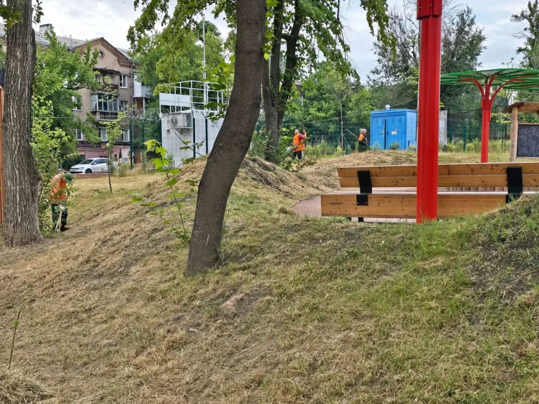 Сегодня, 09.07.2026, сотрудники Управы Ленинского внутригородского района Администрации городского округа Донецк приняли активное участие в акции "Чистый четверг".Была проведена уборка территории от случайного мусора Сегодня, 09.07.2026, сотрудники Управы Ленинского внутригородского района Администрации городского округа Донецк приняли активное участие в акции "Чистый четверг".Была проведена уборка территории от случайного мусора