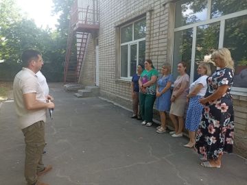 Глава Новоазовского муниципального округа Василий Овчаров совместно с руководителем Общественного совета Николаем Умрихиным встретились с жителями города Новоазовска