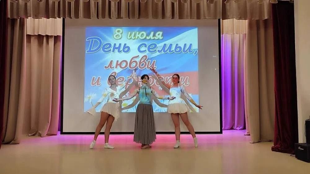 В честь праздника Дня семьи, любви и верности и в рамках проекта «Единая страна» в клубе села Бирюки состоялась литературно-музыкальная гостиная «Мелодия любви и верности» В честь праздника Дня семьи, любви и верности и в рамках проекта «Единая страна» в клубе села Бирюки состоялась литературно-музыкальная гостиная «Мелодия любви и верности»