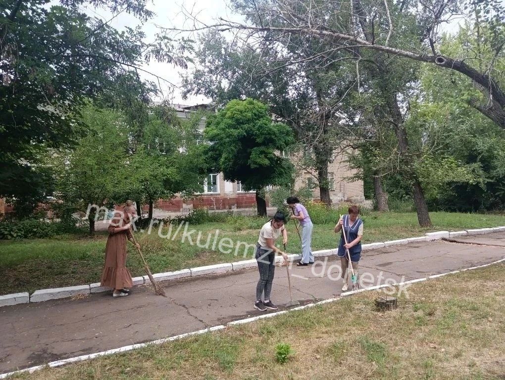 Сотрудники учреждений культуры присоединились к акции "Чистый четверг" Сотрудники учреждений культуры присоединились к акции "Чистый четверг"