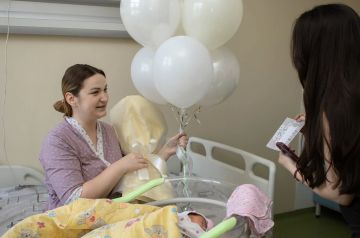 Молодых мам в ДНР поздравили с Днем семьи, любви и верности в перинатальном центре