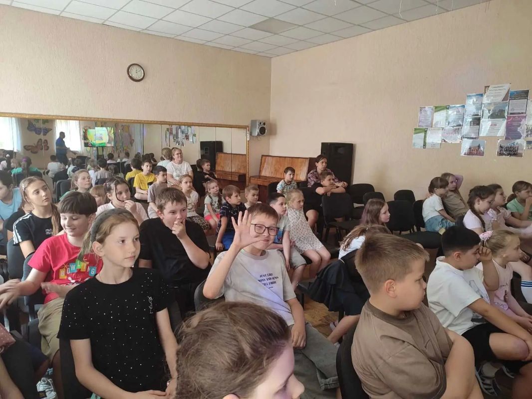 В Енакиево подвели итоги работы летней досуговой площадки «Арт-каникулы» В Енакиево подвели итоги работы летней досуговой площадки «Арт-каникулы»