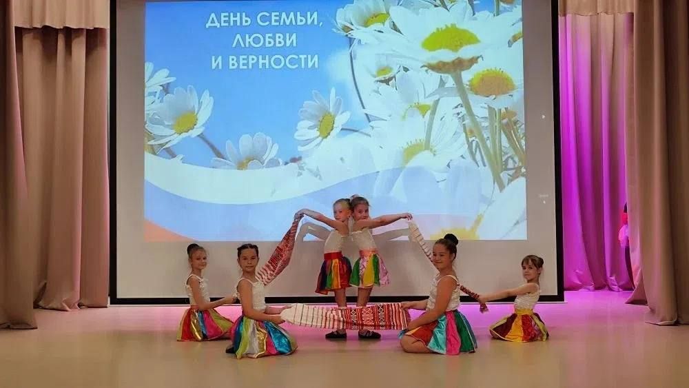 В честь праздника Дня семьи, любви и верности и в рамках проекта «Единая страна» в клубе села Бирюки состоялась литературно-музыкальная гостиная «Мелодия любви и верности» В честь праздника Дня семьи, любви и верности и в рамках проекта «Единая страна» в клубе села Бирюки состоялась литературно-музыкальная гостиная «Мелодия любви и верности»