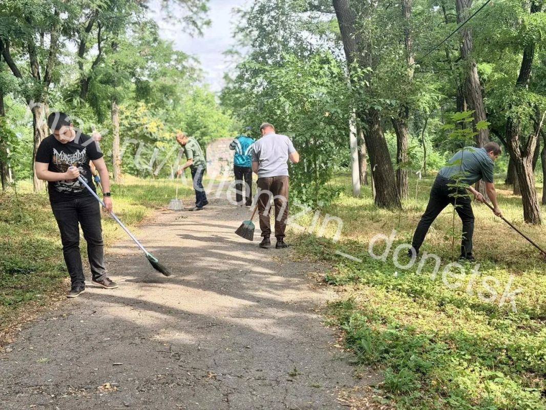 Акция «Чистый четверг» во всех районах Донецка! Акция «Чистый четверг» во всех районах Донецка!