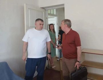 С заместителем Председателя Правительства ДНР Ильей Емельяновым посетили пункт временного размещения, открытый в Ясиноватой для эвакуированных из освобожденных населенных пунктов Донбасса людей