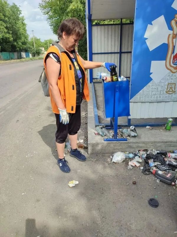 Коммунальщики Снежного продолжают благоустраивать территории общего пользования Коммунальщики Снежного продолжают благоустраивать территории общего пользования