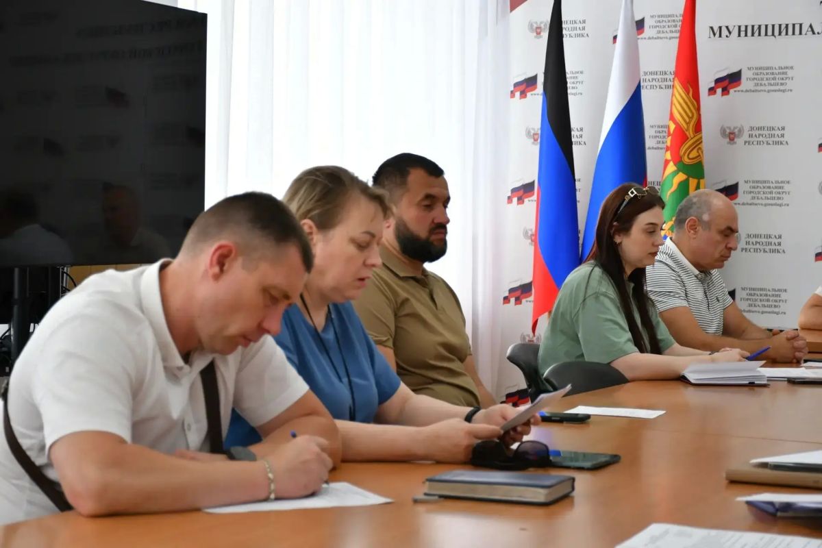 В Дебальцево обсудили планы развития города и актуальные социальные вопросы В Дебальцево обсудили планы развития города и актуальные социальные вопросы