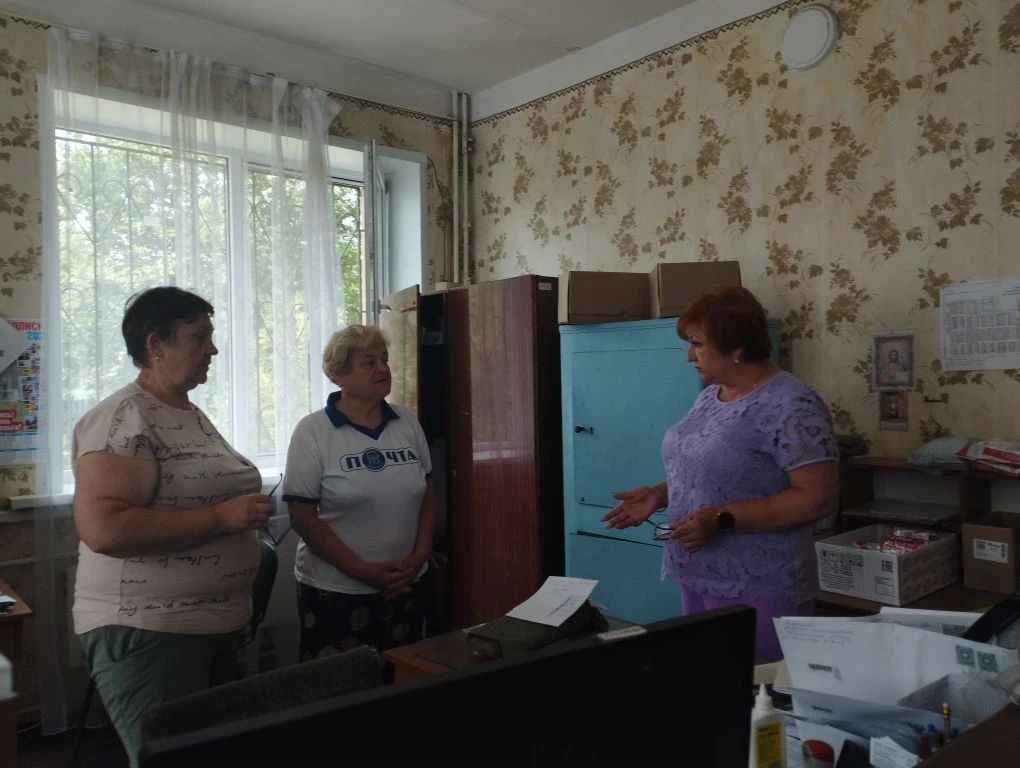 Начальник Кутейниковского территориального округа Светлана Токарева провела встречу с коллективом почтового отделения пгт