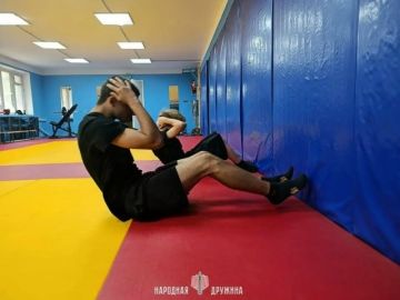 Вперед к новым вершинам!. Команда Народной Дружины Енакиево провели тренировку по общей физической подготовке в рамках партийного проекта Единой России «Старший брат»