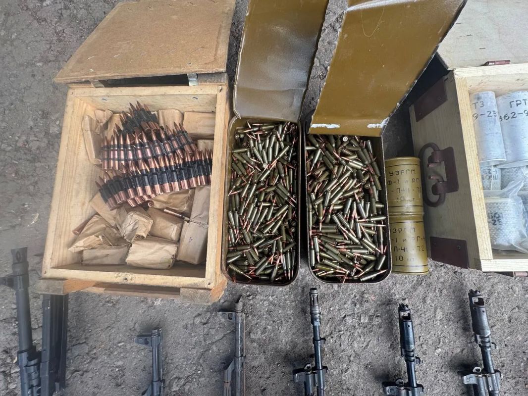 ФСБ обнаружила крупный схрон с оружием и боеприпасами под Донецком ФСБ обнаружила крупный схрон с оружием и боеприпасами под Донецком