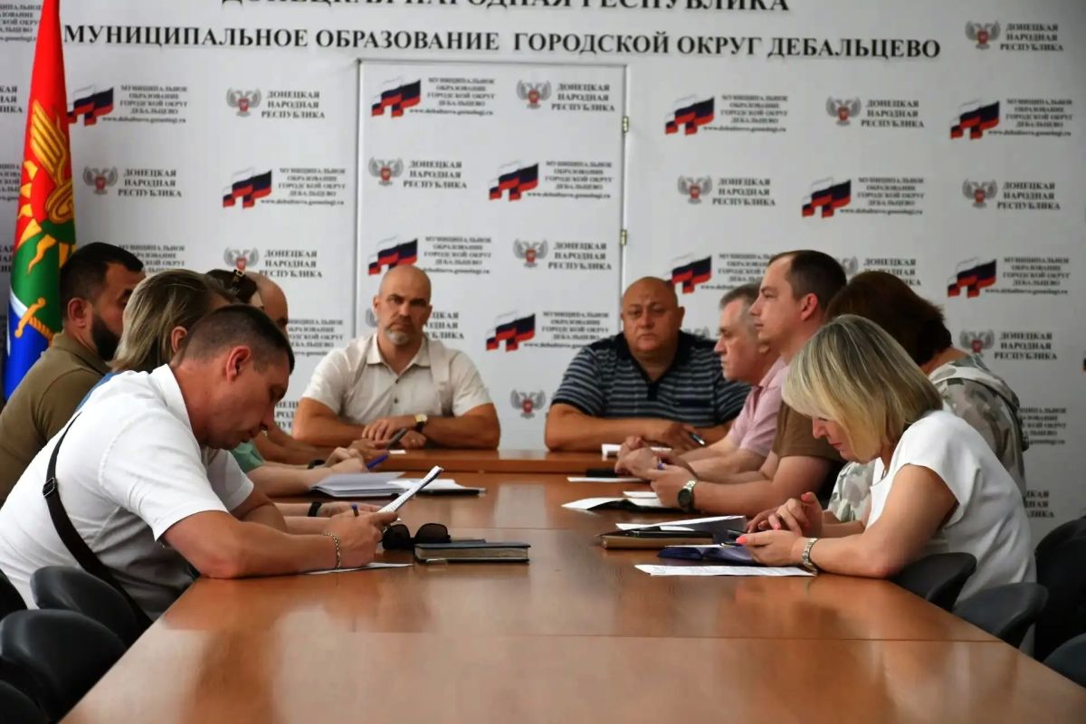 В Дебальцево обсудили планы развития города и актуальные социальные вопросы В Дебальцево обсудили планы развития города и актуальные социальные вопросы