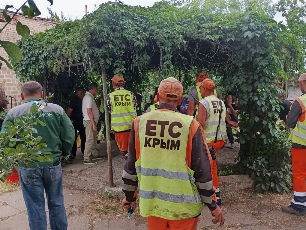 Глава муниципального образования Мангушский муниципальный округ Борис Трима совместно с заместителем главы администрации Михаилом Чекаловым провели встречу с сотрудниками дорожного эксплуатационного предприятия ЕТС «Крым» Глава муниципального образования Мангушский муниципальный округ Борис Трима совместно с заместителем главы администрации Михаилом Чекаловым провели встречу с сотрудниками дорожного эксплуатационного предприятия ЕТС «Крым»