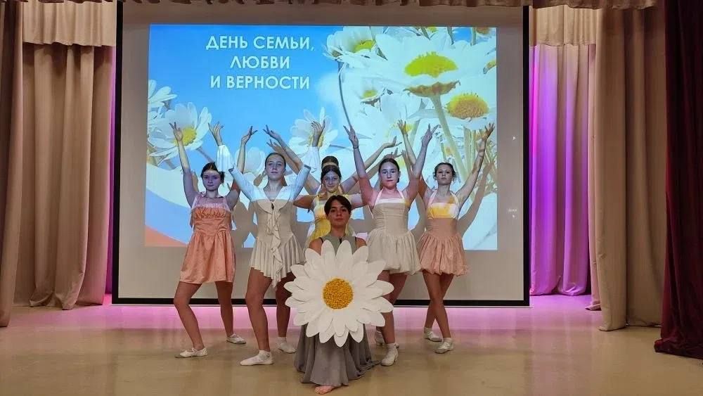 В честь праздника Дня семьи, любви и верности и в рамках проекта «Единая страна» в клубе села Бирюки состоялась литературно-музыкальная гостиная «Мелодия любви и верности» В честь праздника Дня семьи, любви и верности и в рамках проекта «Единая страна» в клубе села Бирюки состоялась литературно-музыкальная гостиная «Мелодия любви и верности»