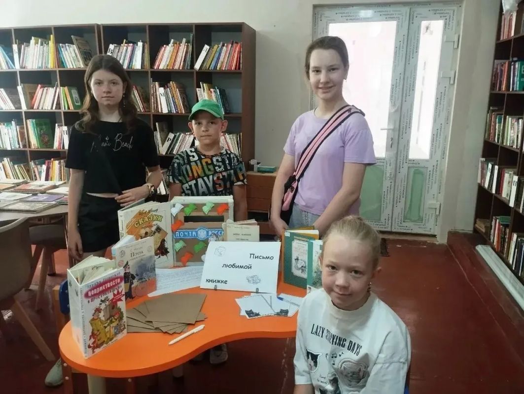 10 июля в детской центральной библиотеке состоялся познавательный час «Пишу письмо герою любимой книге» для читателей детской библиотеки, приуроченный ко Дню почты России 10 июля в детской центральной библиотеке состоялся познавательный час «Пишу письмо герою любимой книге» для читателей детской библиотеки, приуроченный ко Дню почты России