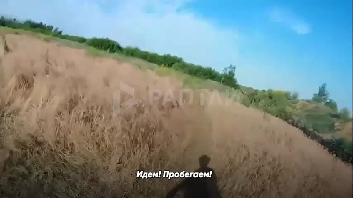 «Вражеский дрон был очень низко. Я так близко никогда с ними не сталкивался. Понимал, что любое промедление может стоить жизни», — Раптли удалось поговорить с российским бойцом, который ценой ранения отвлек на себя...