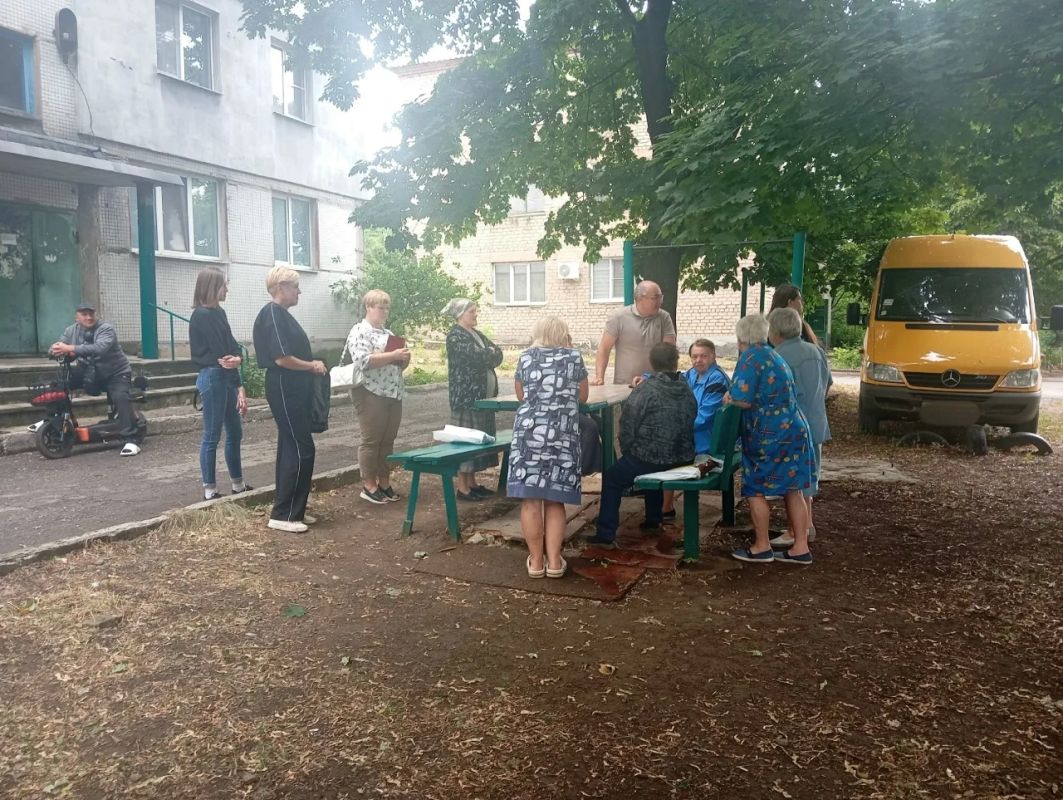 Сегодня, 10 июля 2026 года, заместитель главы администрации городского округа Дебальцево Максима Вельма провёл встречу с жителями на Заводском посёлке