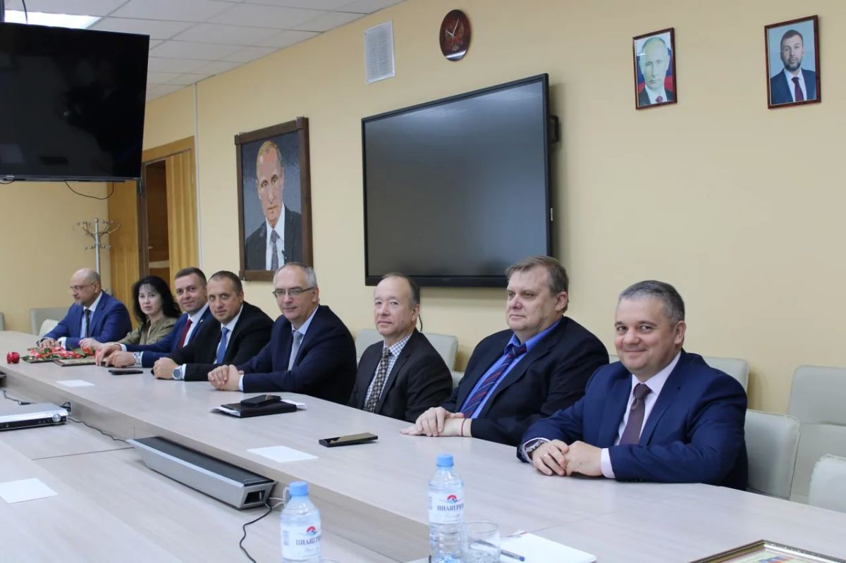 Иван Приходько: Сегодня вручил Благодарности Главы Донецкой Народной Республики жителям Горловки за высокие достижения в профессиональной сфере, особые заслуги в общественной деятельности, значительный вклад в становление... Иван Приходько: Сегодня вручил Благодарности Главы Донецкой Народной Республики жителям Горловки за высокие достижения в профессиональной сфере, особые заслуги в общественной деятельности, значительный вклад в становление...