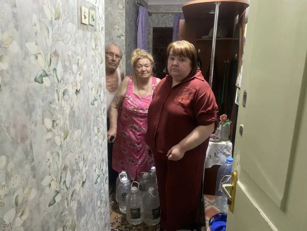 Вчера представители администрации совместно с активистами Иловайского местного отделения МГЕР оказали адресную помощь пожилым людям и принесли питьевую воду