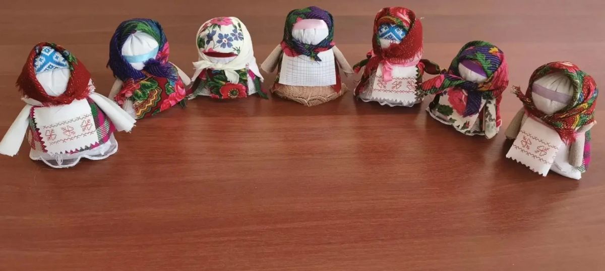 Пожилым мариупольцам организовали мастер-класс по изготовлению славянской куклы-оберега Пожилым мариупольцам организовали мастер-класс по изготовлению славянской куклы-оберега