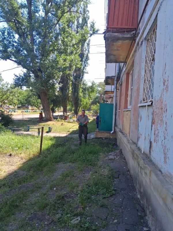 В Снежнянском городском округе кипит работа по благоустройству жилого фонда В Снежнянском городском округе кипит работа по благоустройству жилого фонда