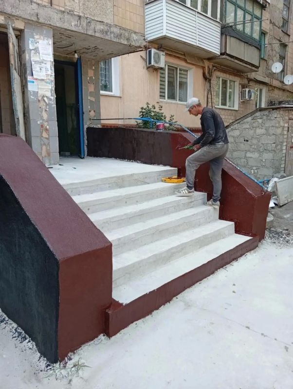 В Снежнянском городском округе кипит работа по благоустройству жилого фонда В Снежнянском городском округе кипит работа по благоустройству жилого фонда