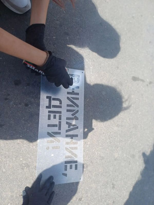 В рамках Единого дня безопасности детей инспектор по пропаганде безопасности дорожного движения ОГИБДД ОМВД России «Дебальцевский» Евдокимова И.А. совместно с заведующим сектором по вопросам молодежной политики администрации... В рамках Единого дня безопасности детей инспектор по пропаганде безопасности дорожного движения ОГИБДД ОМВД России «Дебальцевский» Евдокимова И.А. совместно с заведующим сектором по вопросам молодежной политики администрации...
