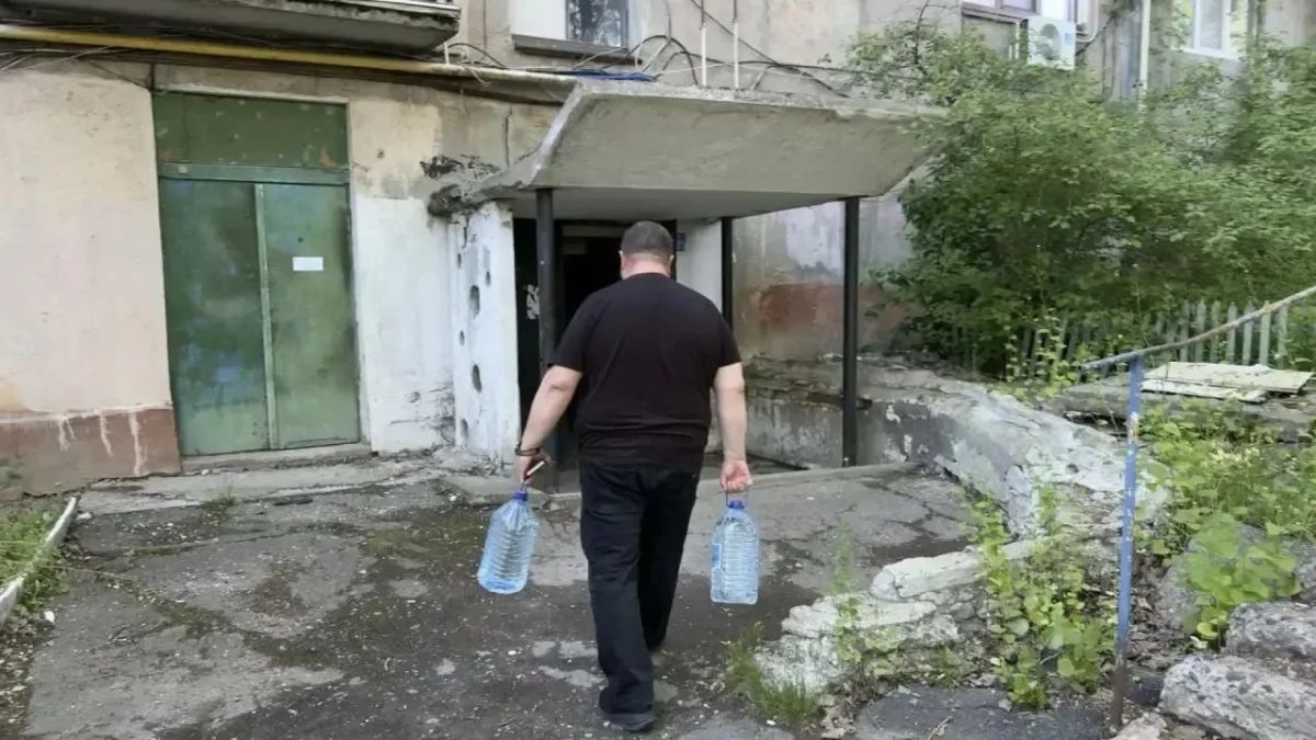 Роман Конев: 10 июля 2026 года депутаты Горловского городского совета от «Единой России» — София Потапова, Александр Кунов и Андрей Костюк — осуществили адресный подвоз воды Роман Конев: 10 июля 2026 года депутаты Горловского городского совета от «Единой России» — София Потапова, Александр Кунов и Андрей Костюк — осуществили адресный подвоз воды