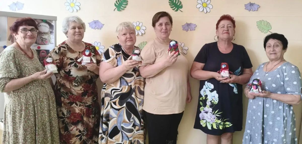 Пожилым мариупольцам организовали мастер-класс по изготовлению славянской куклы-оберега Пожилым мариупольцам организовали мастер-класс по изготовлению славянской куклы-оберега