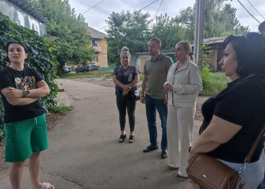 Иван Адамец: Первый заместитель руководителя Управы Алина Волкова и депутат горсовета Сергей Остапенко провели встречу с жителями дома № 5 на проспекте Трудовых Резервов Иван Адамец: Первый заместитель руководителя Управы Алина Волкова и депутат горсовета Сергей Остапенко провели встречу с жителями дома № 5 на проспекте Трудовых Резервов