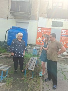 Мониторинг. Елена Петрухина, председатель Снежнянского городского совета ДНР первого созыва, фракции Всероссийской политической партии «Единая Россия», с целью контроля соблюдения графика подвоза воды сделала выезд на улицу...