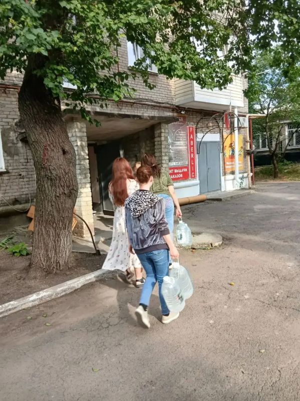 Вчера представители администрации совместно с активистами Иловайского местного отделения МГЕР оказали адресную помощь пожилым людям и принесли питьевую воду Вчера представители администрации совместно с активистами Иловайского местного отделения МГЕР оказали адресную помощь пожилым людям и принесли питьевую воду
