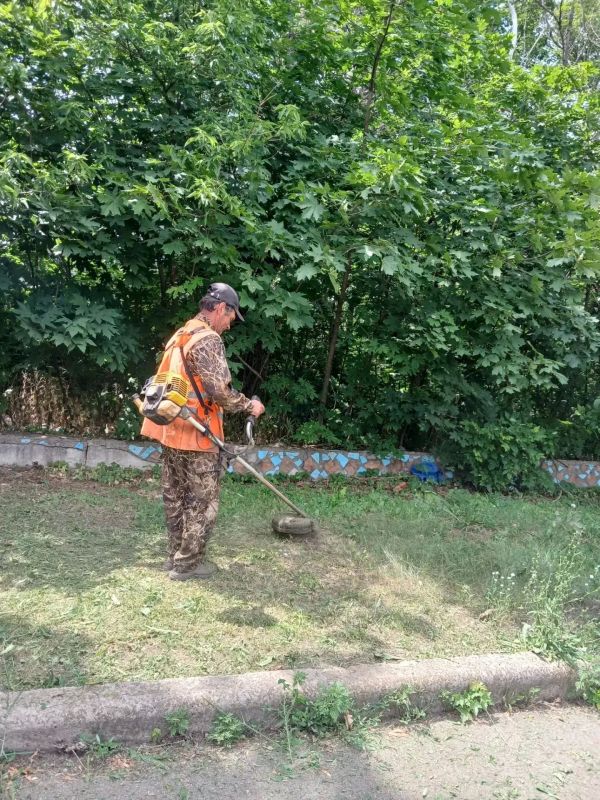 Коммунальщики Снежного продолжают благоустраивать территории общего пользования Коммунальщики Снежного продолжают благоустраивать территории общего пользования