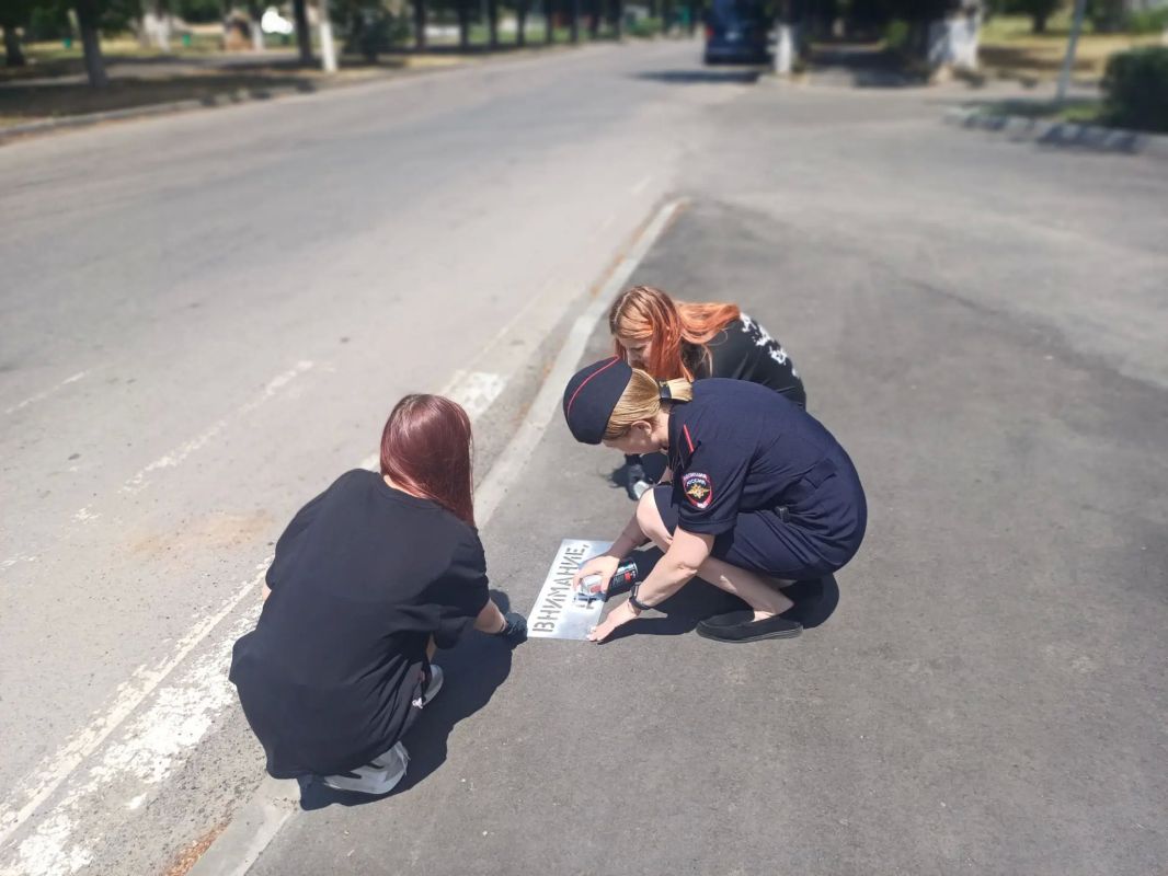 В рамках Единого дня безопасности детей инспектор по пропаганде безопасности дорожного движения ОГИБДД ОМВД России «Дебальцевский» Евдокимова И.А. совместно с заведующим сектором по вопросам молодежной политики администрации... В рамках Единого дня безопасности детей инспектор по пропаганде безопасности дорожного движения ОГИБДД ОМВД России «Дебальцевский» Евдокимова И.А. совместно с заведующим сектором по вопросам молодежной политики администрации...
