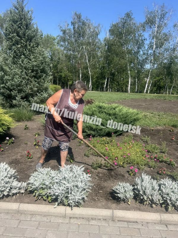 Сотрудники Дирекции парков продолжают летние работы по благоустройству территорий Сотрудники Дирекции парков продолжают летние работы по благоустройству территорий