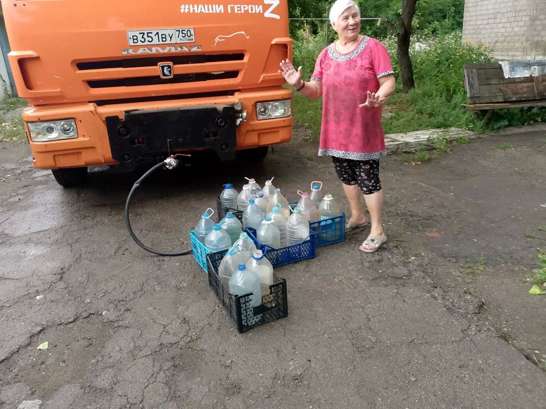 В Кировском внутригородском районе при поддержке региона-шефа Московская область продолжается подвоз воды для жителей домов, в которые в установленный графиком день не поступила вода