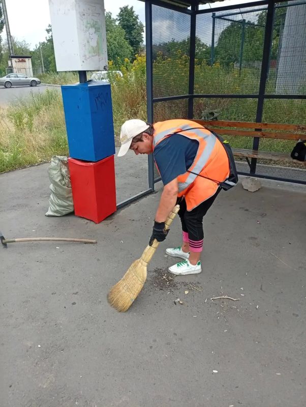 Коммунальщики Снежного продолжают благоустраивать территории общего пользования Коммунальщики Снежного продолжают благоустраивать территории общего пользования