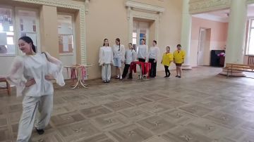 Молодежь города Комсомольское познакомилась с историей русского национального костюма