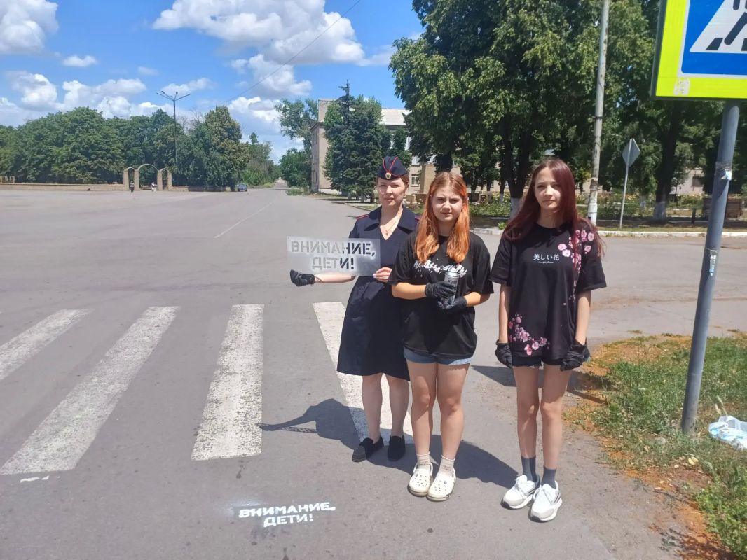 В рамках Единого дня безопасности детей инспектор по пропаганде безопасности дорожного движения ОГИБДД ОМВД России «Дебальцевский» Евдокимова И.А. совместно с заведующим сектором по вопросам молодежной политики администрации... В рамках Единого дня безопасности детей инспектор по пропаганде безопасности дорожного движения ОГИБДД ОМВД России «Дебальцевский» Евдокимова И.А. совместно с заведующим сектором по вопросам молодежной политики администрации...