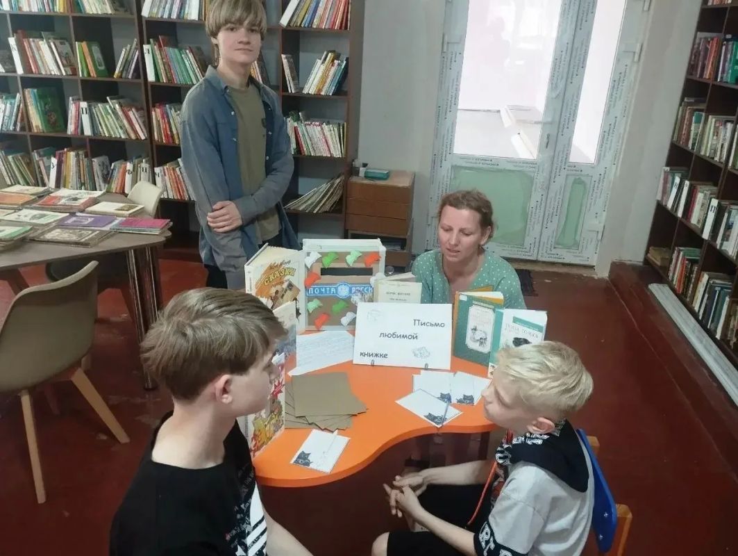 10 июля в детской центральной библиотеке состоялся познавательный час «Пишу письмо герою любимой книге» для читателей детской библиотеки, приуроченный ко Дню почты России