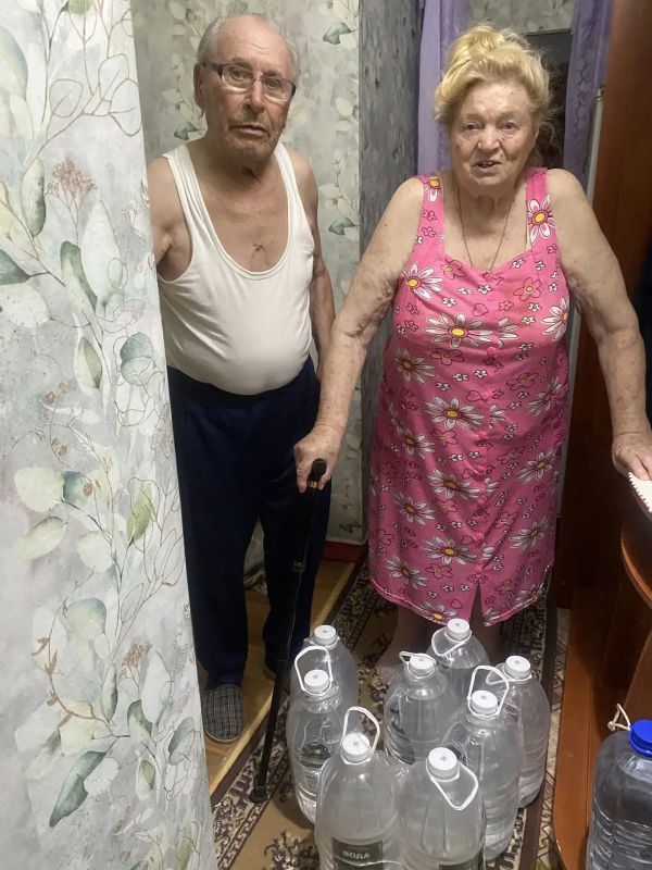 Вчера представители администрации совместно с активистами Иловайского местного отделения МГЕР оказали адресную помощь пожилым людям и принесли питьевую воду Вчера представители администрации совместно с активистами Иловайского местного отделения МГЕР оказали адресную помощь пожилым людям и принесли питьевую воду