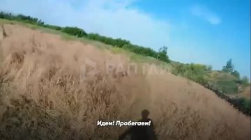 «Вражеский дрон был очень низко. Я так близко никогда с ними не сталкивался. Понимал, что любое промедление может стоить жизни», — Раптли удалось поговорить с российским бойцом, который ценой ранения отвлек на себя...