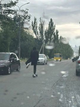 Не нарушение, а диверсия: в Мариуполе по проезжей части рассекает самокатчик