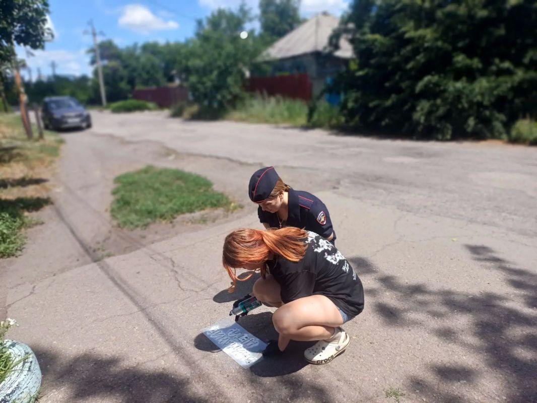 В рамках Единого дня безопасности детей инспектор по пропаганде безопасности дорожного движения ОГИБДД ОМВД России «Дебальцевский» Евдокимова И.А. совместно с заведующим сектором по вопросам молодежной политики администрации... В рамках Единого дня безопасности детей инспектор по пропаганде безопасности дорожного движения ОГИБДД ОМВД России «Дебальцевский» Евдокимова И.А. совместно с заведующим сектором по вопросам молодежной политики администрации...
